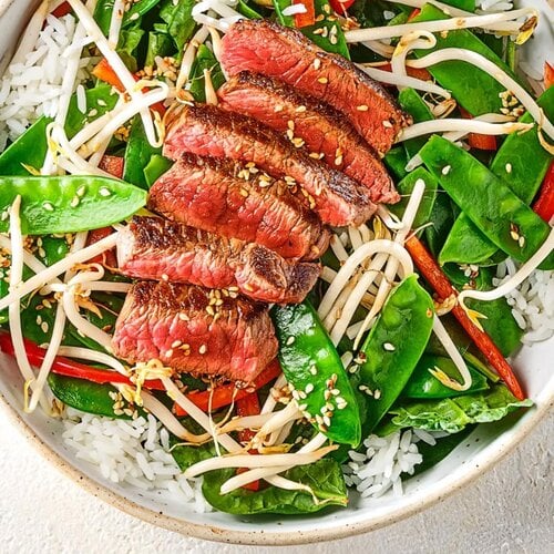 Maaltijdsalade Oosterse biefstuksalade met o.a. rijst en spinazie (KOUD GERECHT)