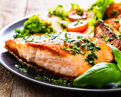 Maaltijdsalade: aardappel, warm gerookte zalm, komkommer (KOUD GERECHT)