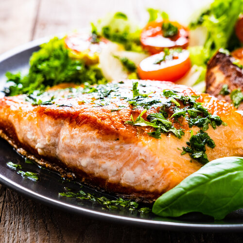 Maaltijdsalade: aardappel, warm gerookte zalm, komkommer (KOUD GERECHT)