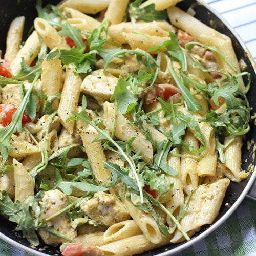 Maaltijdsalade: van o.a.pasta, kip met pesto, tomaat ( KOUD GERECHT)