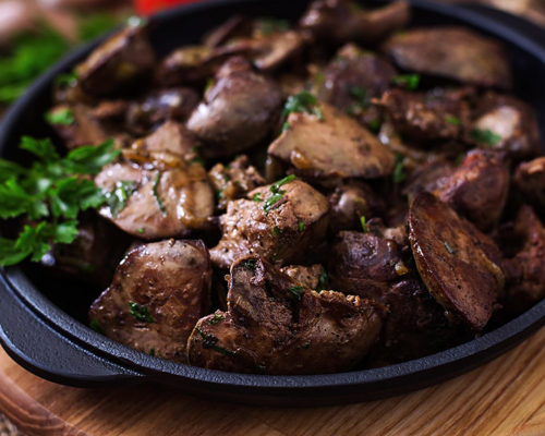 Kippenlevertjes met champignon en spek, wortel en gebakken aardappel