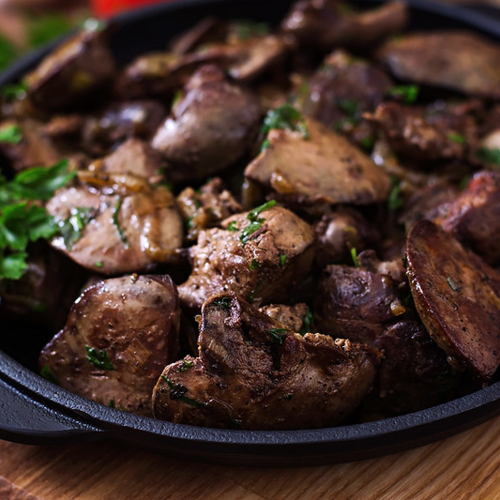 Kippenlevertjes met champignon en spek, wortel en gebakken aardappel
