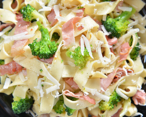 Romige pasta carbonara met groene groenten