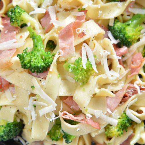Romige pasta carbonara met groene groenten