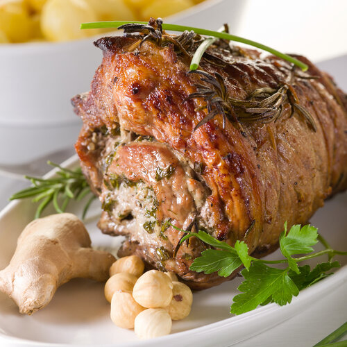 Varkensrollade met mosterdsaus, spruitjes met spekjesen gebakken aardappel