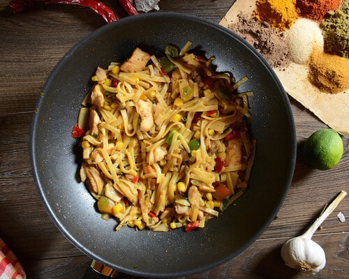 Chinese bami met ei, gestoofde kip met ketjapsaus