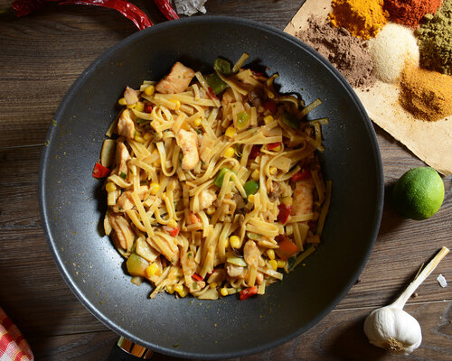 Tempeh satesaus bami goreng-warm