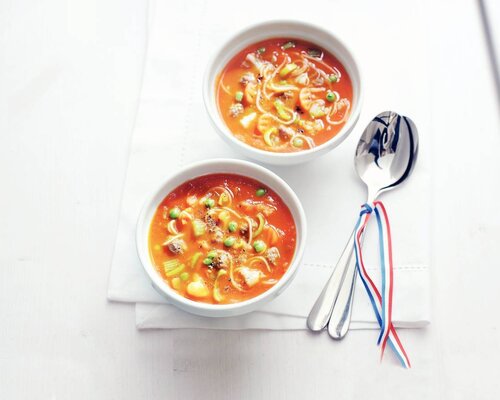 Maaltijdsoep: Minestronesoep, 2 zachte bolletjes, roomboter & een rundvleessalade