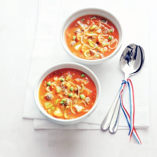 Maaltijdsoep: Minestronesoep, 2 zachte bolletjes, roomboter & een rundvleessalade