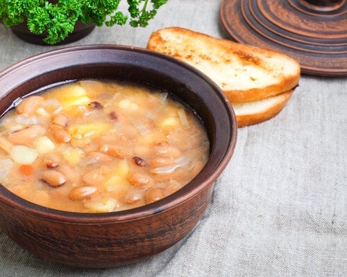 Maaltijdsoep: Bruine bonensoep, 2 zachte bolletjes en een aardappel/spek slaatje Maaltijdsoep: Bruine bonensoep, 2 zachte bolletjes en een aardappel/spek slaatje