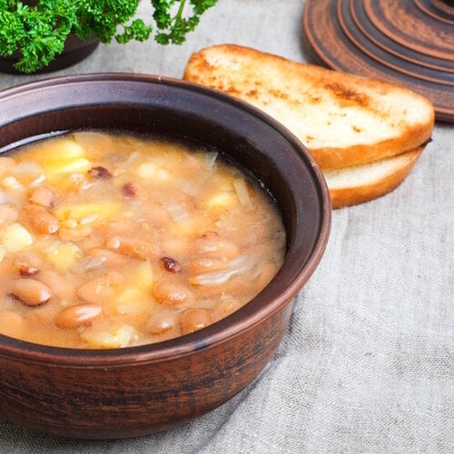 Maaltijdsoep: Bruine bonensoep, 2 zachte bolletjes en een aardappel/spek slaatje Maaltijdsoep: Bruine bonensoep, 2 zachte bolletjes en een aardappel/spek slaatje