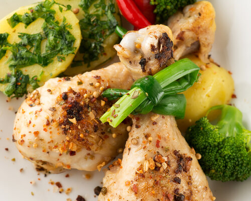 Drumsticks ( 2 stuks) met jus,  grill groente en zoete aardappelwedges
