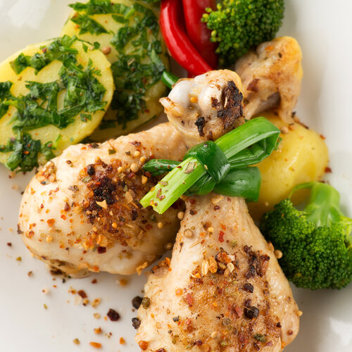 Drumsticks ( 2 stuks) met jus,  grill groente en zoete aardappelwedges