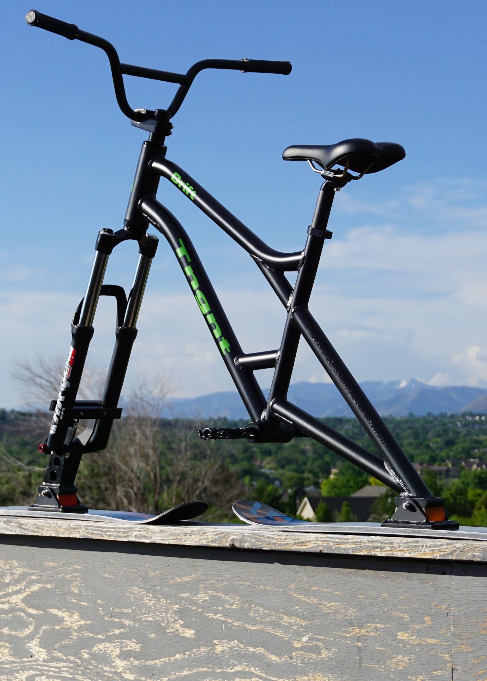 TNGNT Das TNGNT Skibike Snowbike mit Spinner Cargo MTB Downhill Dämpfer