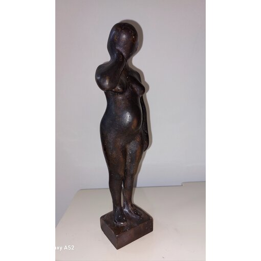 Sculptuur in brons. Staande zwangere vrouw.