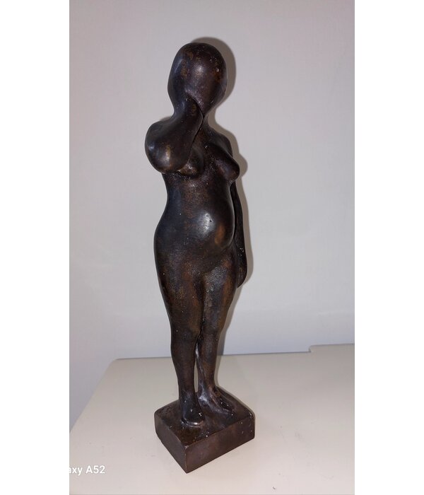 Sculptuur in brons. Staande zwangere vrouw.