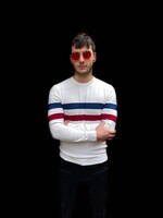 Pulli mit farbigen Streifen