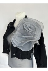 Jeansjacke mit Blüte