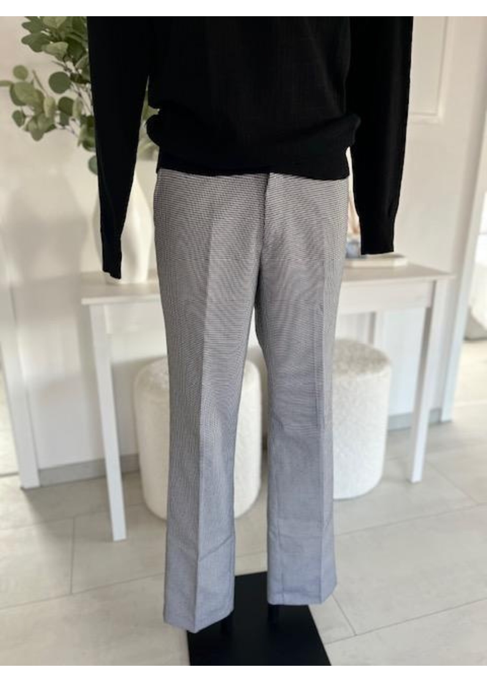 Schmal geschnittene Hose mit Hahnentritt