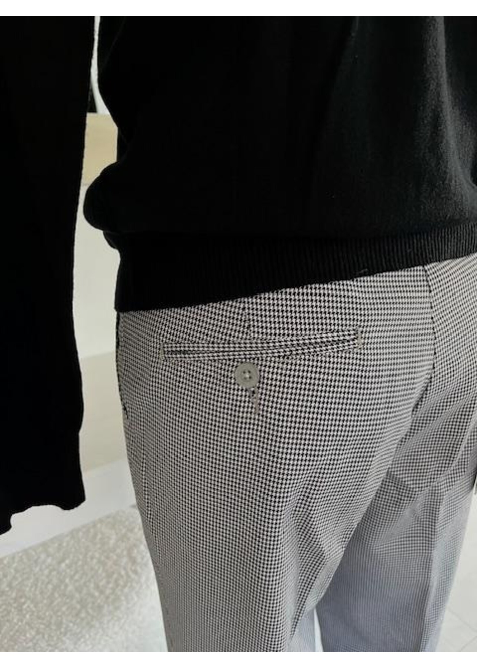 Schmal geschnittene Hose mit Hahnentritt