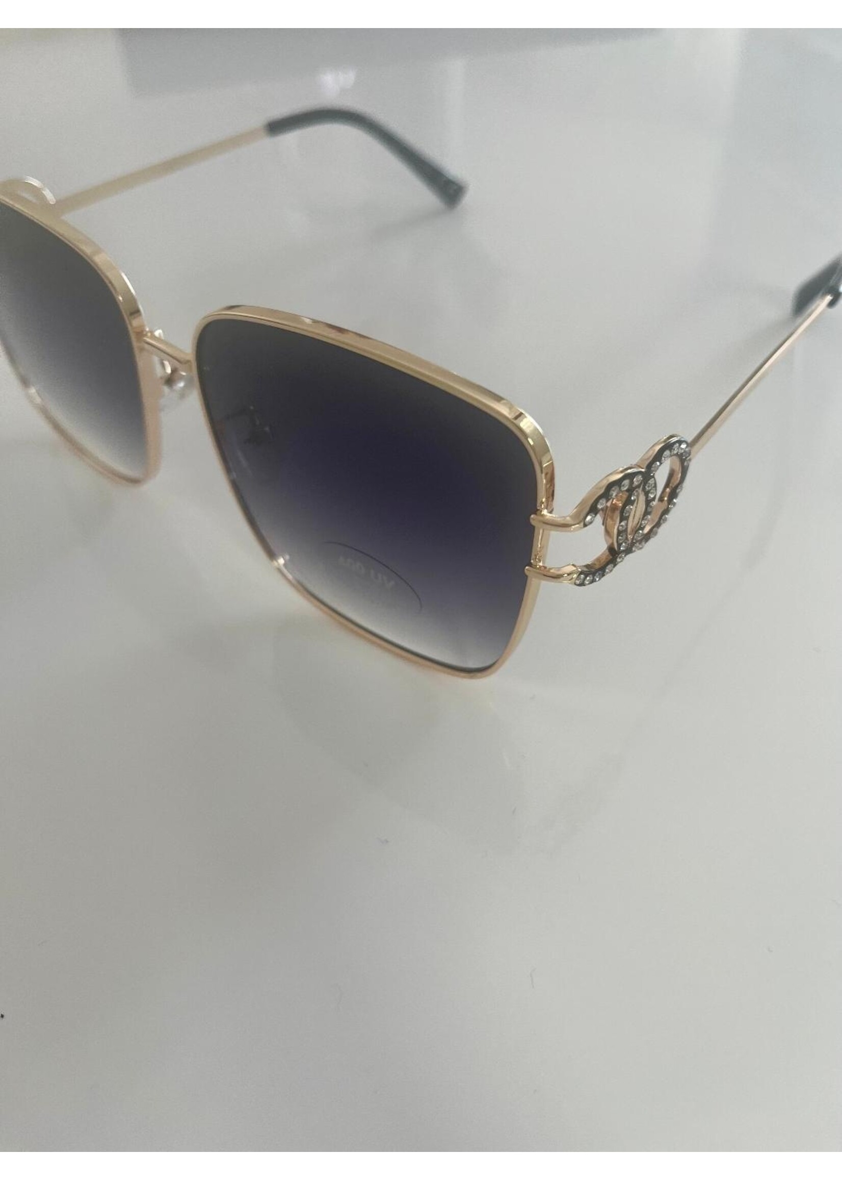 Sonnenbrille mit goldenem Metallrahmen