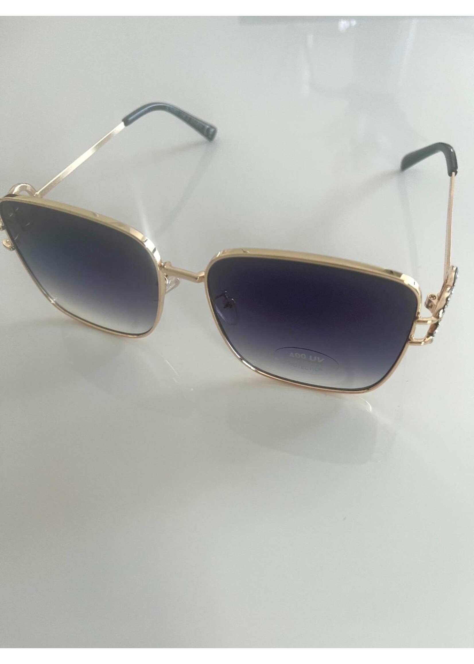 Sonnenbrille mit goldenem Metallrahmen