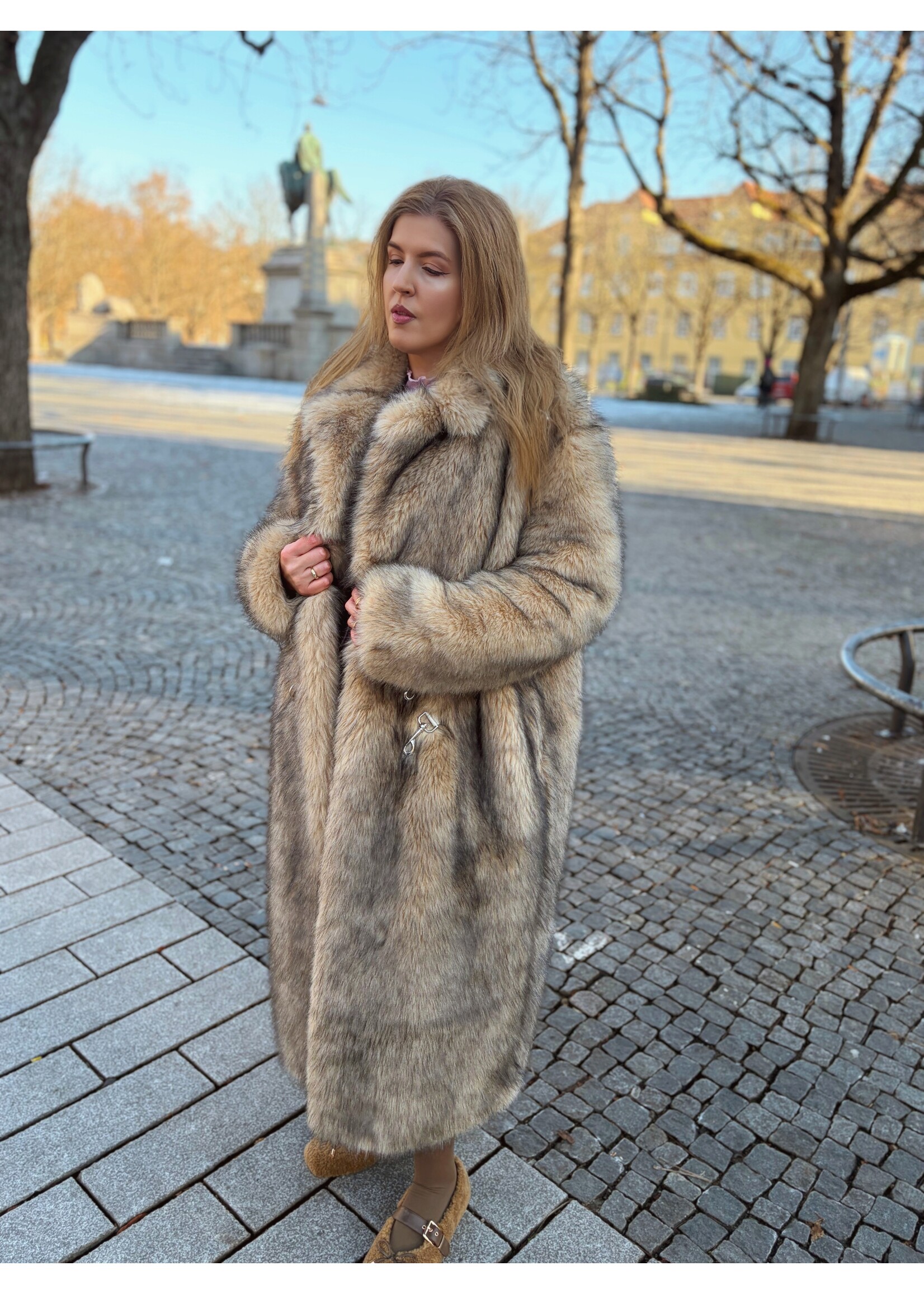 Northern Blaze Damen Kunstfellmantel. Maxilanger Faux Fur Coat in Naturfell Optik | Winter-Trend 2025 | Pogo