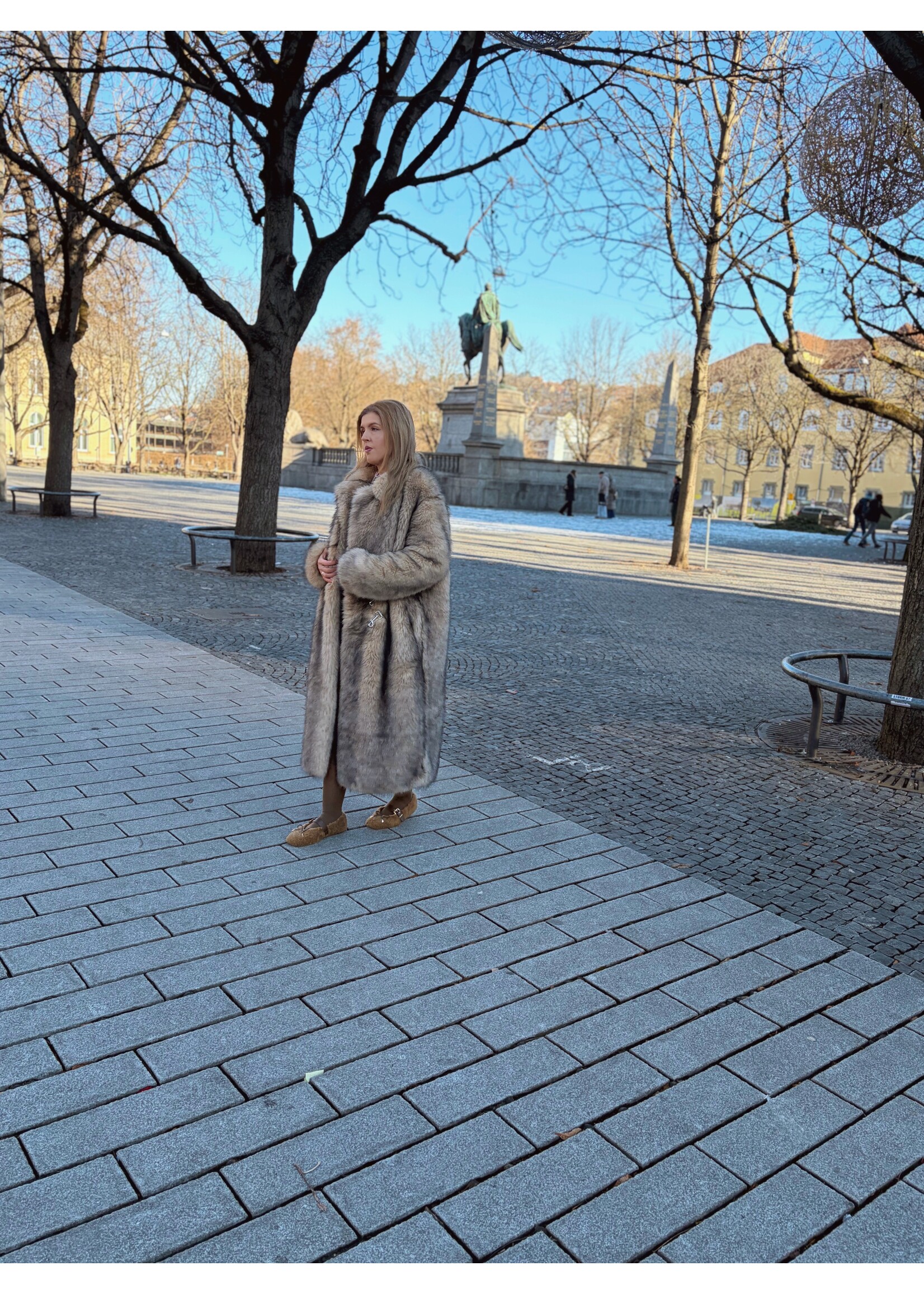 Northern Blaze Damen Kunstfellmantel. Maxilanger Faux Fur Coat in Naturfell Optik | Winter-Trend 2025 | Pogo