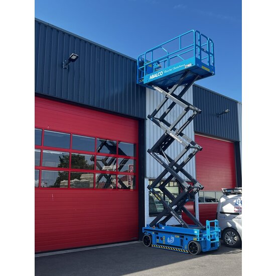 Abalco Rental Schaarhoogwerker 12 m huren – elektrisch, veilig & veelzijdig