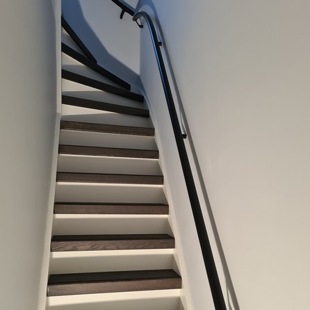 Zwarte trapleuning (gecoat) op maat - rond - incl. leuninghouders TYPE 7 - coating zwart RAL 9005
