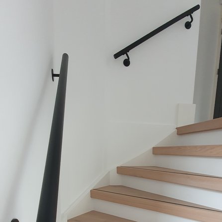 Zwarte trapleuning (gecoat) op maat - rond smal - incl. leuninghouders TYPE 3 - coating zwart RAL 9005