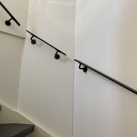 Zwarte trapleuning (gecoat) op maat - rechthoekig (40x10 mm) - incl. leuninghouders TYPE 3 - coating zwart RAL 9005