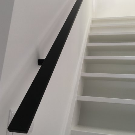 Zwarte trapleuning (gecoat) op maat - rechthoekig (40x10 mm) - incl. leuninghouders TYPE 7 - coating zwart RAL 9005 Zwarte trapleuning (gecoat) op maat - rechthoekig (40x10 mm) - incl. leuninghouders TYPE 7 - coating zwart RAL 9005