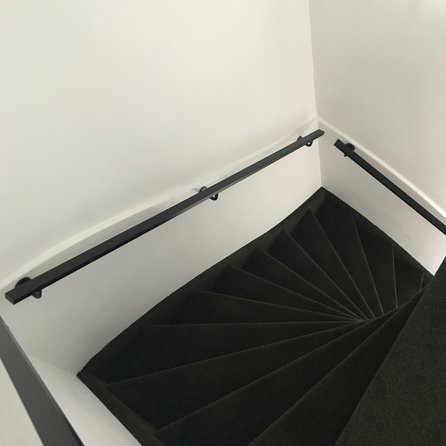 Zwarte trapleuning (gecoat) op maat - rechthoekig (40x20 mm) - incl. leuninghouders TYPE 3 - coating zwart RAL 9005