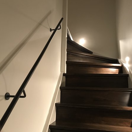 Smeedijzeren trapleuning op maat - ZWART - rond massief (20 mm) - incl. ronde leuninghouders (gelast) met rozet - coating zwart RAL 9005