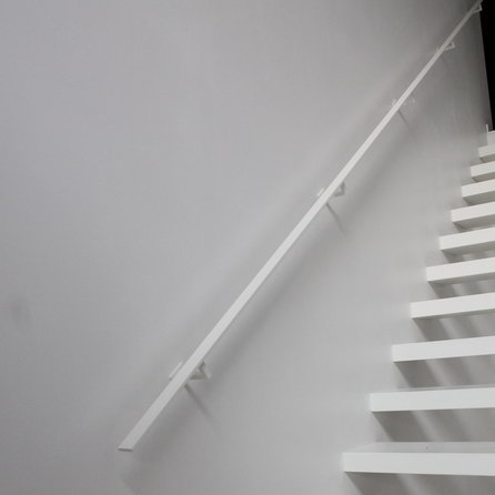 Witte trapleuning (gecoat) op maat - rechthoekig (40x10 mm) - incl. leuninghouders TYPE 11 - coating wit RAL 9016, 9010 of 9001
