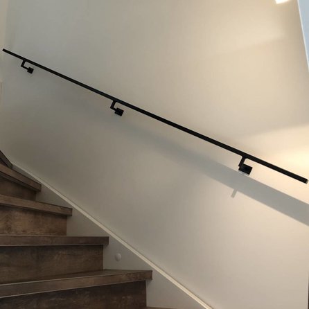 Zwarte trapleuning (gecoat) op maat - rechthoekig (40x20 mm) - incl. leuninghouders TYPE 11 - coating zwart RAL 9005