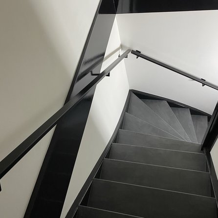 Zwarte trapleuning (gecoat) op maat - rechthoekig (40x20 mm) - incl. leuninghouders TYPE 11 - coating zwart RAL 9005