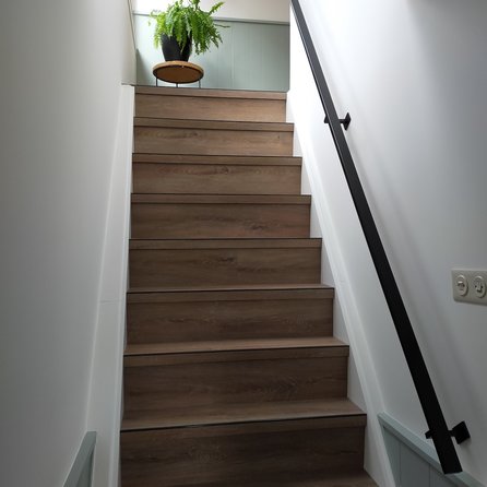 Zwarte trapleuning (gecoat) op maat - rechthoekig (40x20 mm) - incl. leuninghouders TYPE 11 - coating zwart RAL 9005