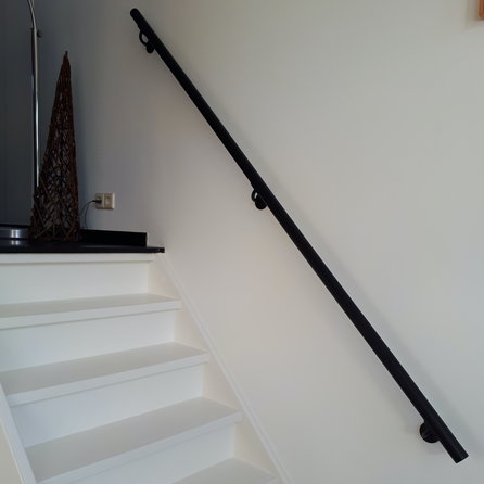 Zwarte trapleuning (gecoat) op maat - rond - incl. leuninghouders TYPE 2 - coating zwart RAL 9005