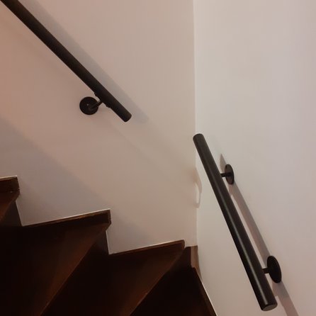 Zwarte trapleuning (gecoat) op maat - rond smal - incl. leuninghouders TYPE 2 - coating zwart RAL 9005