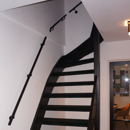 Zwarte trapleuning (gecoat) op maat - rond smal - incl. leuninghouders TYPE 2 - coating zwart RAL 9005