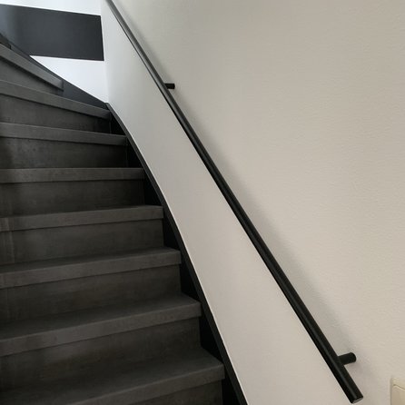 Zwarte trapleuning (gecoat) op maat - rond smal - incl. leuninghouders TYPE 14 - coating zwart RAL 9005