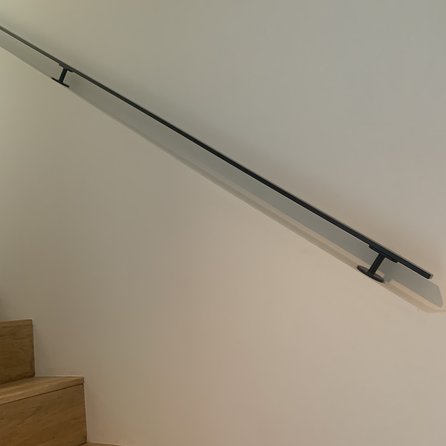 Zwarte trapleuning (gecoat) op maat - rechthoekig (40x10 mm) - incl. leuninghouders TYPE 5 - coating zwart RAL 9005