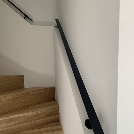Zwarte trapleuning (gecoat) op maat - rechthoekig (40x10 mm) - incl. leuninghouders TYPE 5 - coating zwart RAL 9005