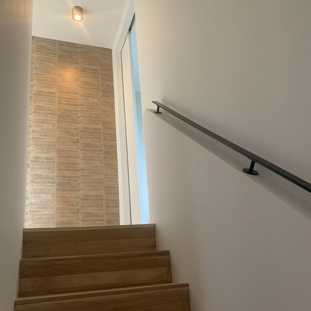 Zwarte trapleuning (gecoat) op maat - rechthoekig (40x10 mm) - incl. leuninghouders TYPE 5 - coating zwart RAL 9005