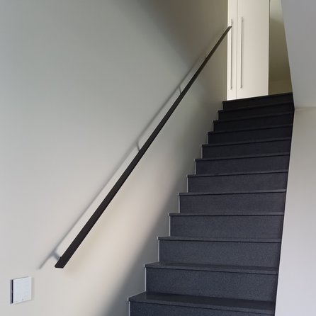 Zwarte trapleuning (gecoat) op maat - rechthoekig (40x10 mm) - incl. leuninghouders TYPE 7 - coating zwart RAL 9005 Zwarte trapleuning (gecoat) op maat - rechthoekig (40x10 mm) - incl. leuninghouders TYPE 7 - coating zwart RAL 9005