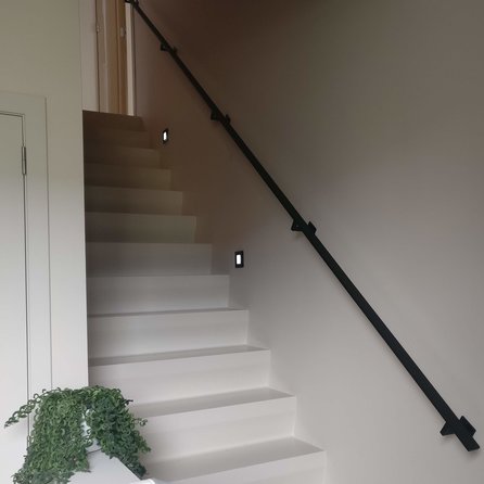Zwarte trapleuning (gecoat) op maat - rechthoekig (40x10 mm) - incl. leuninghouders TYPE 11 - coating zwart RAL 9005