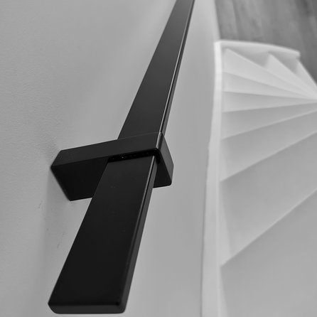 Zwarte trapleuning (gecoat) op maat - rechthoekig (40x10 mm) - incl. leuninghouders TYPE 13 - coating zwart RAL 9005