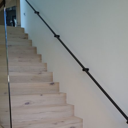 Zwarte trapleuning (gecoat) op maat - rechthoekig (40x10 mm) - incl. leuninghouders TYPE 13 - coating zwart RAL 9005